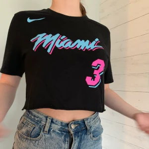 Nike T-shirt - Svart T-shirt från Nike, köpt på en basketmatch i USA. Kika gärna in övriga toppar som jag lagt ut så kanske vi kan fixa ett packetpris. 