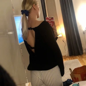 Stickad tröja - Superfin svart stickad tröja med öppning i ryggen! St XS💞 100kr + frakt