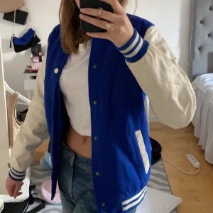 Varsity jacka - Så snygg och trendig varsity jacka i toppenskick! Blå med vita fake läder armar, perfekt till våren!💙 Från Urban classics, nypris 699 ❗️Bud på 490❗️ Budgivningen avslutas ikväll 20:00
