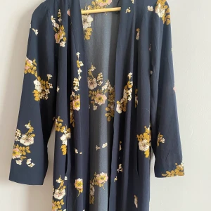 Tunn kappa  - En av mina älsklings koftor/kappa! Säljer denna pga har för många haha