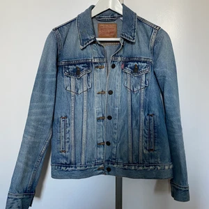 Levis jeansjacka - Så snygg jeansjacka från Levis i storlek xs, köpt för 1199💙