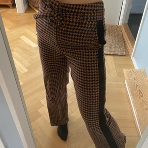 Scotch & Soda byxor - Supersköna brun/blåmönsrade byxor från scotch & soda atelier no 3! Köp för 200 eller lägg bud.💙 Möts i Göteborg eller fraktar. Köparen står för frakten.