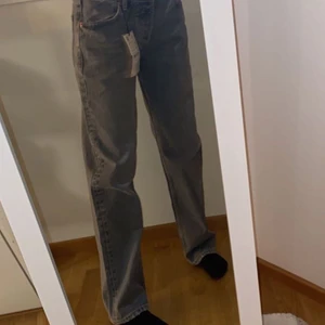 Zara - Säljer ytterligare ett par av dessa slutsålda populära unikt 03 jeansen från zara åt min syster, köp direkt för 440💕