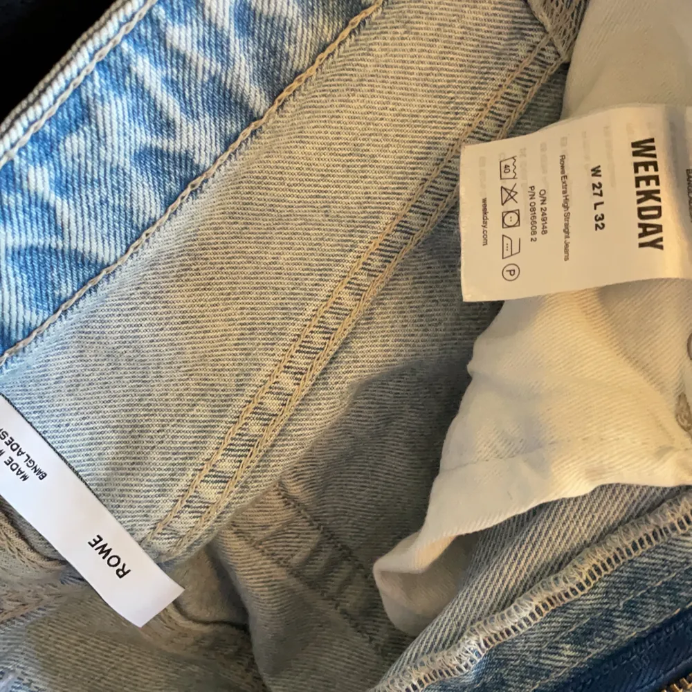 Mina fina rowejeans från weekday! Säljer då jag växt ur de☹️Nypris 500kr. Jeans & Byxor.