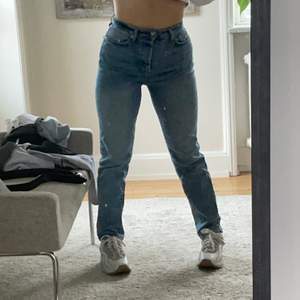 Ett par supersköna och stretchiga high waist jeans från HM. Sjukt snygga till ett par chunky sneakers😍 Stl 36 men skulle säga att de är lite stora i storleken så att de även passar en 38.