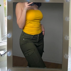 Cargopants  - Jätte fina, stretchiga, ripped cargo pants från bershka. Framhäver din rumpa och sitter jätte bra på benen. Storlek 38 men skulle säga passar även 36(S). ❤️