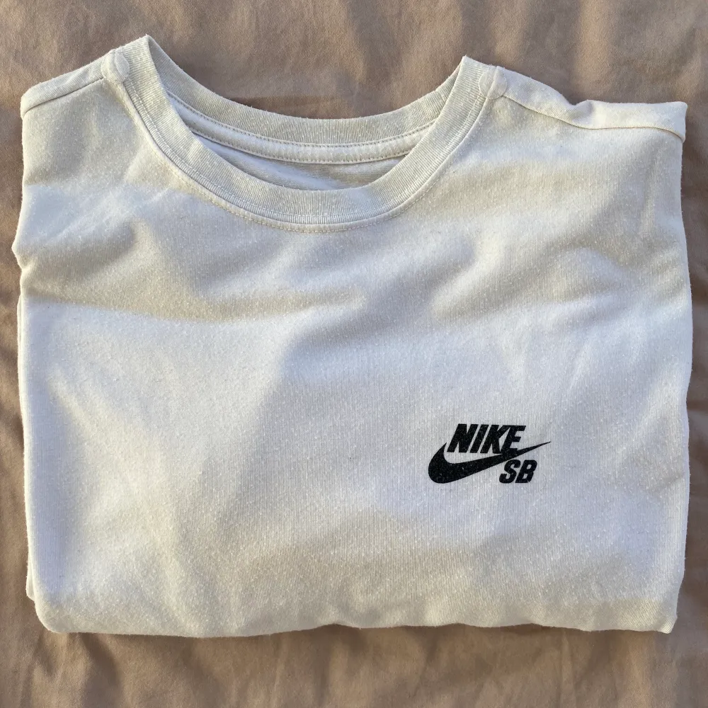 Tshirt från Nike SB | strl L | längre i rumpan med tryck över, ’sport’ materian och bomull, väldigt mjuk | använd fåtal gånger | frakt tillkommer. T-shirts.