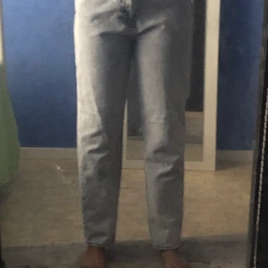 Grå-vita-svarta jeans - Den är grå,len,nudar fötterna om du har mer frågor kom dm.