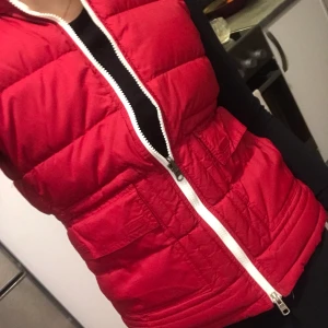 Nike väst  - Kan vändas på två håll, röd och vit. Använd endast en gång. Storlek M 
