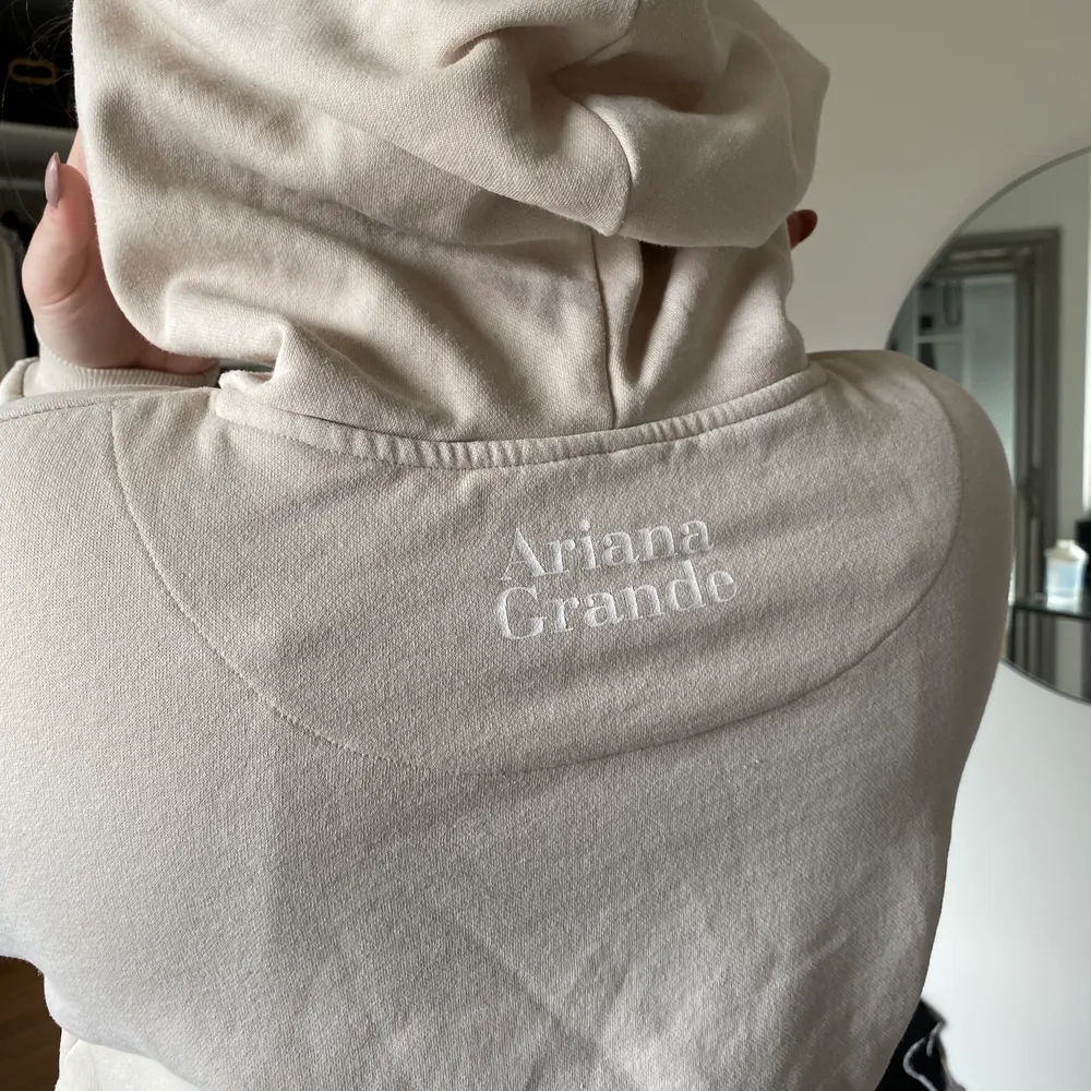 Säljer min tröja från H&M med Ariana Grande motiv, använder inte längre tyvärr! Köparen står för frakt och pris kan diskuteras! 🥰. Tröjor & Koftor.