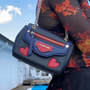 Love moschino väska - Äkta Love moschino axelväska i toppen skick! Knappt använd, köpt för 1000kr