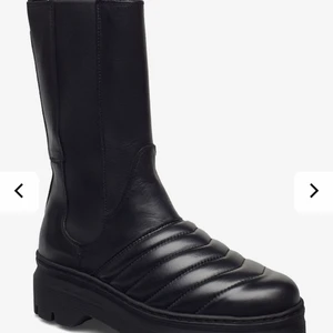 BOOTS från PAVEMENT  - Svarta med fina detaljer. Använda Max 4 gånger 