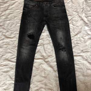 Säljer mina jeans som har blivit små. Köpte dom i Mallofscandinavia i Zara. Strlk 34-34. Svarta med vita fläckar på. Riktigt snygga! Dm för mer bilder. Använd ungefär 10 gånger!