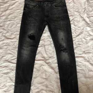 Jeans - Säljer mina jeans som har blivit små. Köpte dom i Mallofscandinavia i Zara. Strlk 34-34. Svarta med vita fläckar på. Riktigt snygga! Dm för mer bilder. Använd ungefär 10 gånger!