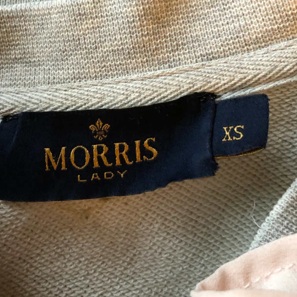 Grå Morris sweatshirt, äkta o inköpt för ca 1000kr. Storlek xs men skulle säga att den sitter som en s. Kommer inte till användning längre 💕💕💕. Tröjor & Koftor.