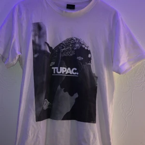 Tupac tröja - Fet svartvit tupac tröja i storlek M, bra skick, frakt tillkommer på 30kr