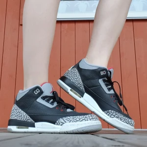 Nike Air Jordan 3 retro OG BG - Nike Air Jordan 3 Retro OG BG modell Black cement storlek 40/7y. De har använts ett fåtal gånger men är som helt nya. De är små i storleken och skulle passa bättre som en 38/39. De är i barnmodell och nypris är 330$. Frakt ingår .            