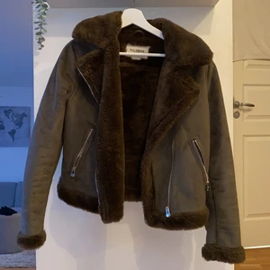 Jacka  - Jacka från pull and bear, väldigt skön går att ha både vinter, höst och vår. Storlek 38