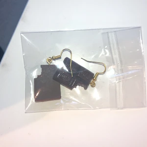 Örhängen med choklad  - Aldrig använda 
