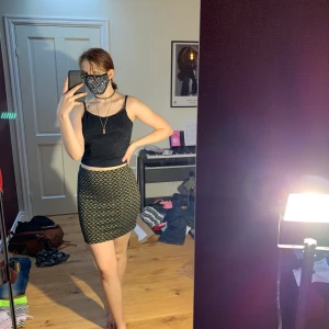 Kjol från gina - Stretchigt mjukt material, använt ett fåtal gånger. Sitter väldigt skönt och skulle nog kunna användas om man vnligtvis är S eller L också. Jag har ofta L på underdelar, men denna M sitter perfekt.