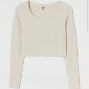 Seamless träningstopp - En seamless träningströja i storlek M. Väldigt stretchigt tyg och smal passform så passar även S. Aldrig använd. Köparen står för frakten. 