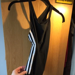 Adidas baddräkt  - En adidasbadräkt original sån som alla hade förut. Den är väldigt liten , typ XS och knappt använd 