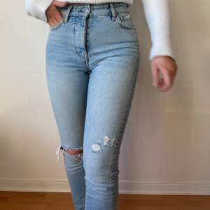 Superfina blåa jeans från Gina Tricot, säljer pga kommer inte till användning. Väldigt bra skick🤍