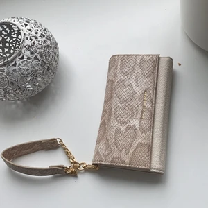 Ideal of Sweden  - En plånbok från ideal of Sweden som man kan sätta sin iPhone i