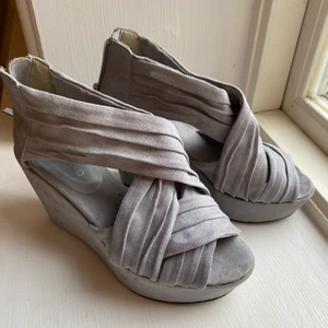 Kilklack i grått storlek 36 - Skor med kilklack i grått, dragkedja baktill. Storlek 36. Sparsamt använda 