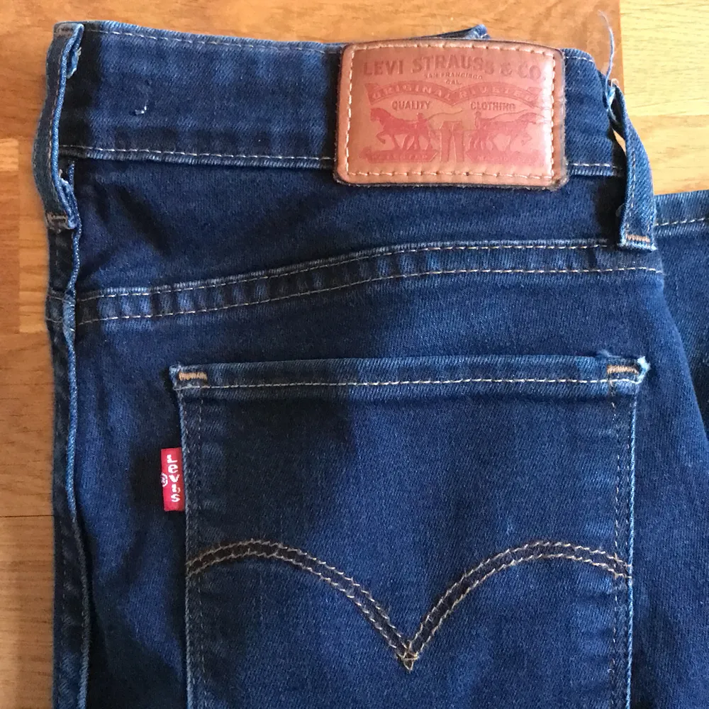 Supersköna marinblå jeans från Levis i modellen 715. Stretchiga i materialet och formar sig superfint. Tror jag köpte de för ca 900kr. Kan skicka/mötas upp! . Jeans & Byxor.