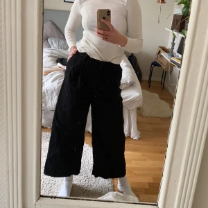 Vida kostymbyxor, Weekday  - Säljer mina vida kostymbyxor från Weekday då dem blivit försmå! Frakt tillkommer ✨