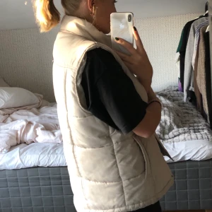 Vitväst! - Jättenajs väst som tyvärr har ett hål i ena fickan därav de låga priset!