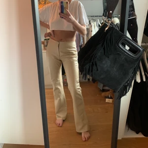 Äkta skinn vintage y2k byxor - Kollar intresset på mina sjukt snygga byxor från rock@blue dem är i storlek 36 och är i äkta läder. Nypris på dess ligger runt 3000kr säljer ändats om jag får bra bud!💓