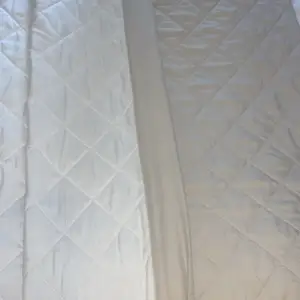 Nästan nytt sängöverkast till dubbelsäng. Man kan använda båda sidorna, ena sidan är ljus beige och andra sidan är vit. 