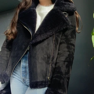 Fodrad bikerjacka storlek XS - säljer denna snygga jacka i ett mockaliknande material. använd men i gott skick! den är så mysig inuti, det är samma foder i hela jackan som på kragen och muddarna. kan inte se vad det är för storlek men skulle säga XS-S. längd: 57 cm. ärmlängd: 58 cm🤍