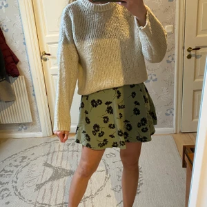 Sommarklänning  - Säljer min fina gröna sommarklänning som tycärr aldrig kommer till användning hos mig! Den är stretchig och perfekt till när det blir lite varmare💫