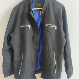 Oversize bomber jacka  - En större bomberjacka, vindtät men ganska tunn! 