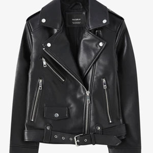 Skinnjacka ny - Säljer denna super fina skinnjacka som är helt ny. Glömde att skicka tillbaka den i tid. De står att de är L men skulle säga att de är en S då den är så i storleken. 🥰🥰