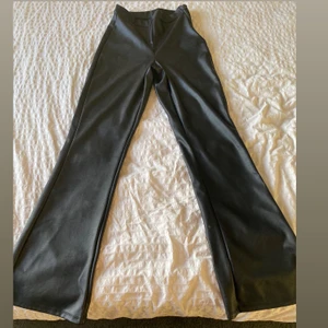 Penny pu trousers från Gina tricot - Ett par skit fina stretchiga vida skinn byxor med en guldig dragkedja på väster sida av byxorna. Stl: S, ordpris 349:- Inte använda många gånger pga för små. 