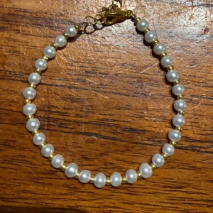 handgjorda armband med lås!!! - Gör de på beställning ❤️ finns med både silver & guld kedja + lås!! Färg på pärlorna väljer man helt själv, har alla färger man kan tänka sig!!😍 Köparen står för frakt på 12kr. Vid intresse och/eller frågor skriv till mig!!✨