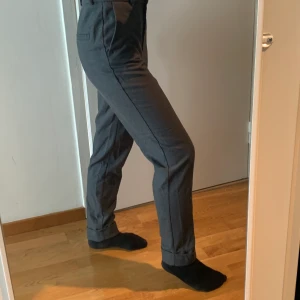 Kostymbyxor från Monki - Jättefina och bekväma kostymbyxor från monki. Dom är använda 3-4 gånger och är lite för långa på mig som är 158cm lång, men att vika dom funkar jättebra. Inga fläckar eller hål