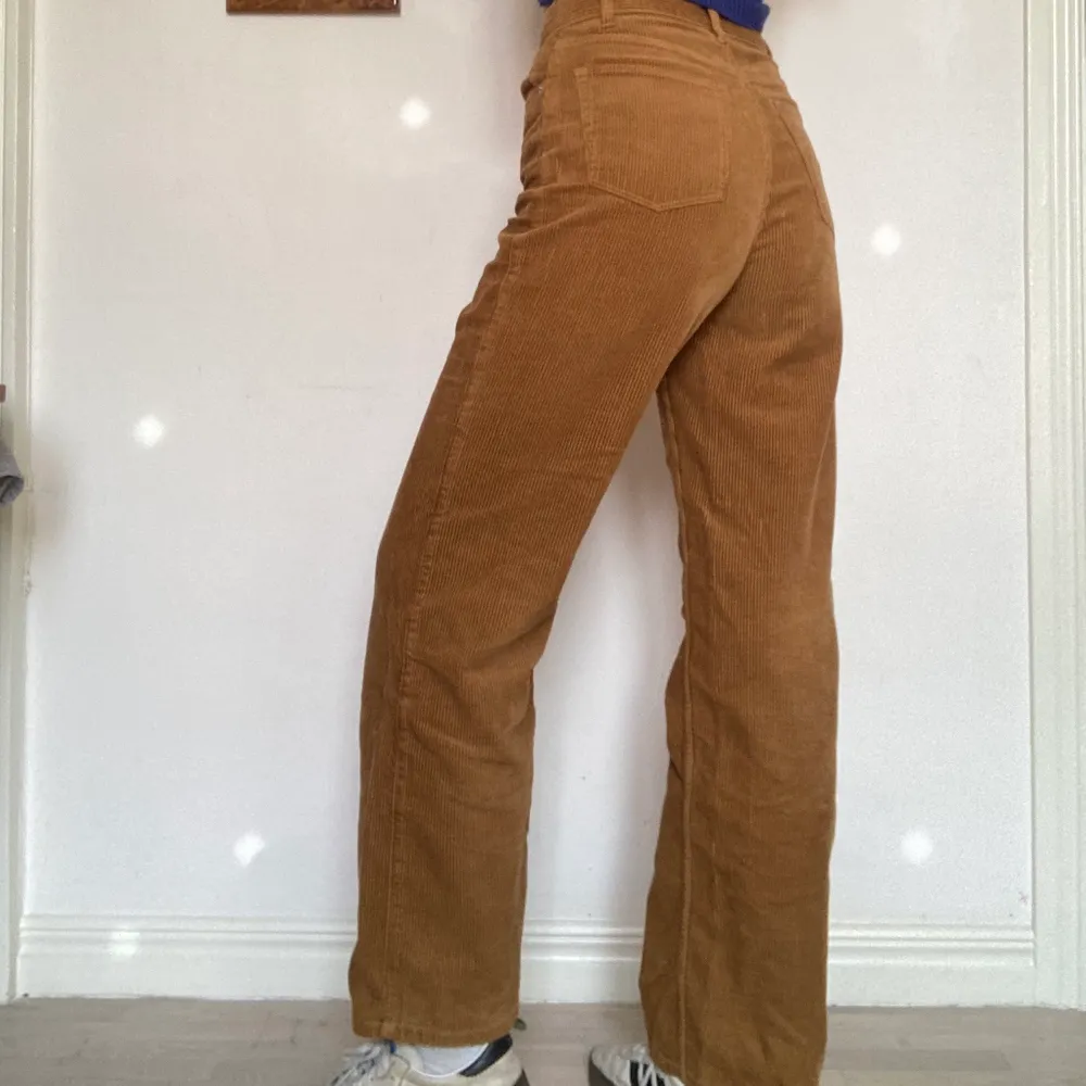 Jättefina manchesterbyxor från Monki ca 2017. I bra skick! Jag är 179 lång.. Jeans & Byxor.
