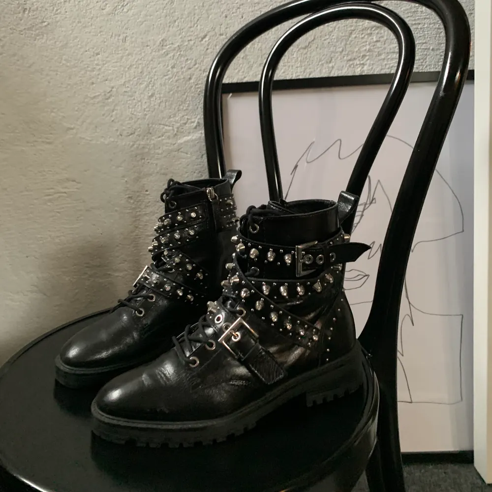 Supersnygga svarta boots från Zara med coola detaljer och i nyskick då de knappt är använda! 💘 Köpta för 899kr säljer för 399kr eller bud. Kan mötas upp eller skicka (+frakt då!)💘. Skor.
