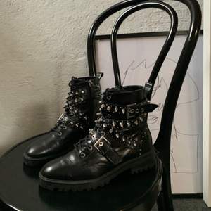 Supersnygga svarta boots från Zara med coola detaljer och i nyskick då de knappt är använda! 💘 Köpta för 899kr säljer för 399kr eller bud. Kan mötas upp eller skicka (+frakt då!)💘