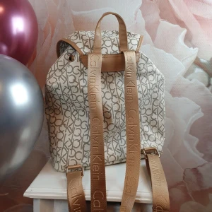 Helt ny Calvin Klein ryggsäck  - Helt ny ryggsäck köpt för 2500kr och säljer för 1000 kr. Den är i helt ny skick. ✨