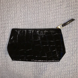 Necessär  - Fin necessär som rymmer det nödvändigaste. 