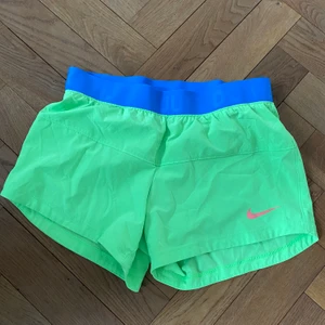 Gröna träningsshorts  - Snygga gröna träningsshorts från Nike. Frakt tillkommer😋