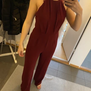 Jumpsuit - Röd jumpsuit, använd 1 gång 