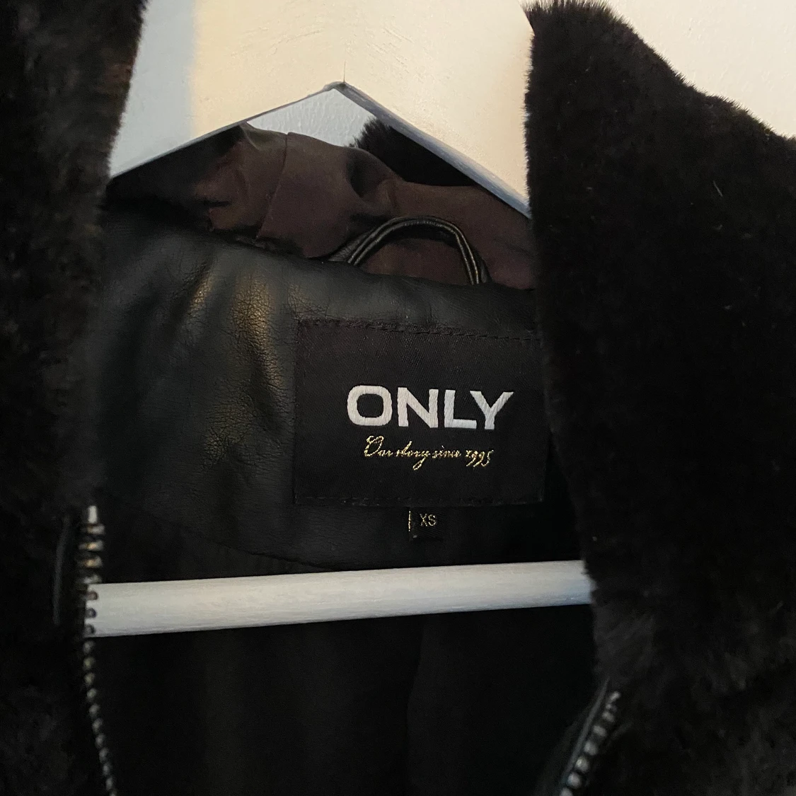 Svart fluffjacka från only - 90