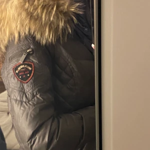 Rockandblue jacka grå med äkta päls - Säljer denna jättefina rockandblue jackan med äkta päls, storlek 34 ☺️
